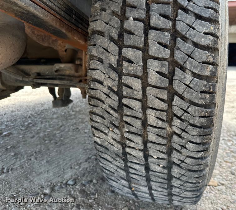 image for item MU9992 2005 Chevrolet  Silverado 2500HD Ext. Cab utility bed pickup truck