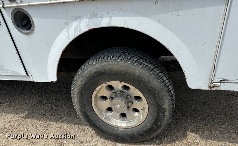 image for item MU9992 2005 Chevrolet  Silverado 2500HD Ext. Cab utility bed pickup truck