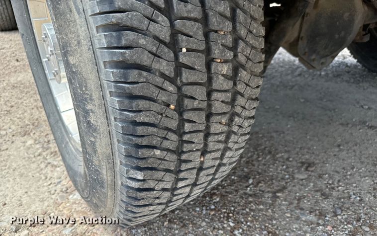 image for item MU9992 2005 Chevrolet  Silverado 2500HD Ext. Cab utility bed pickup truck