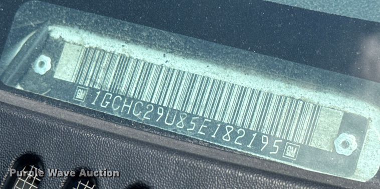 image for item MU9992 2005 Chevrolet  Silverado 2500HD Ext. Cab utility bed pickup truck