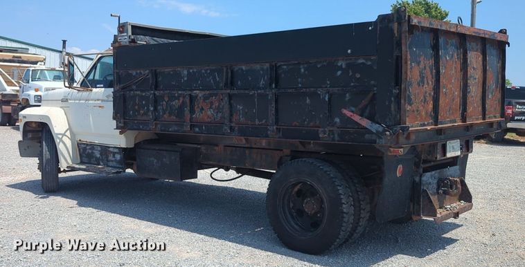 image for item NG9996 1982 Ford F600 dump truck