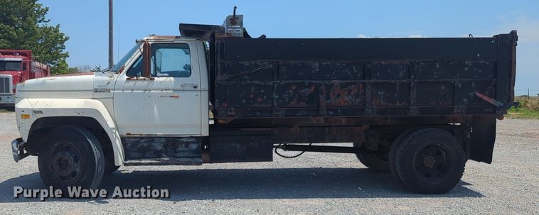 image for item NG9996 1982 Ford F600 dump truck