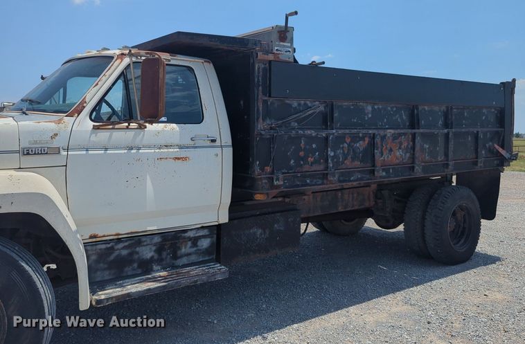 image for item NG9996 1982 Ford F600 dump truck