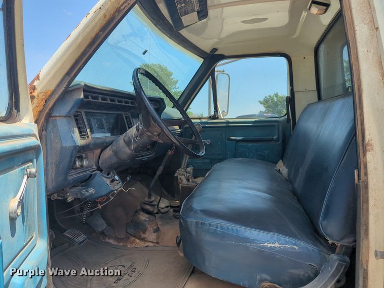 image for item NG9996 1982 Ford F600 dump truck