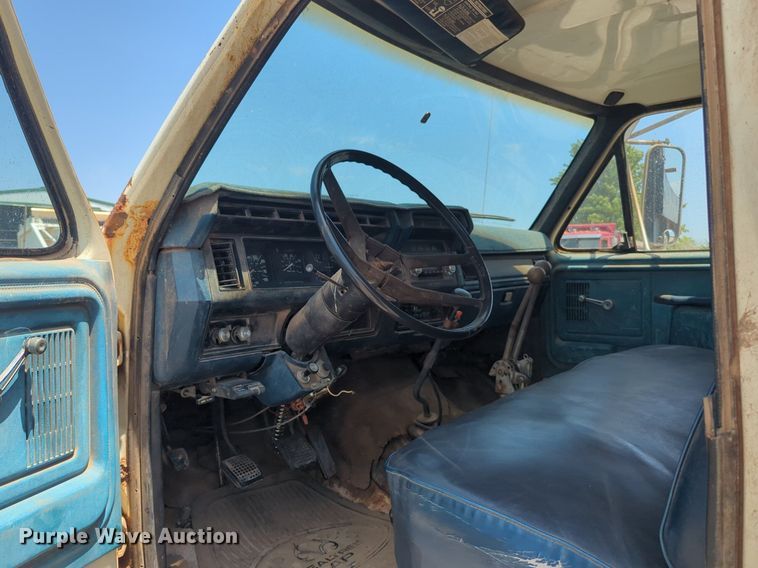 image for item NG9996 1982 Ford F600 dump truck