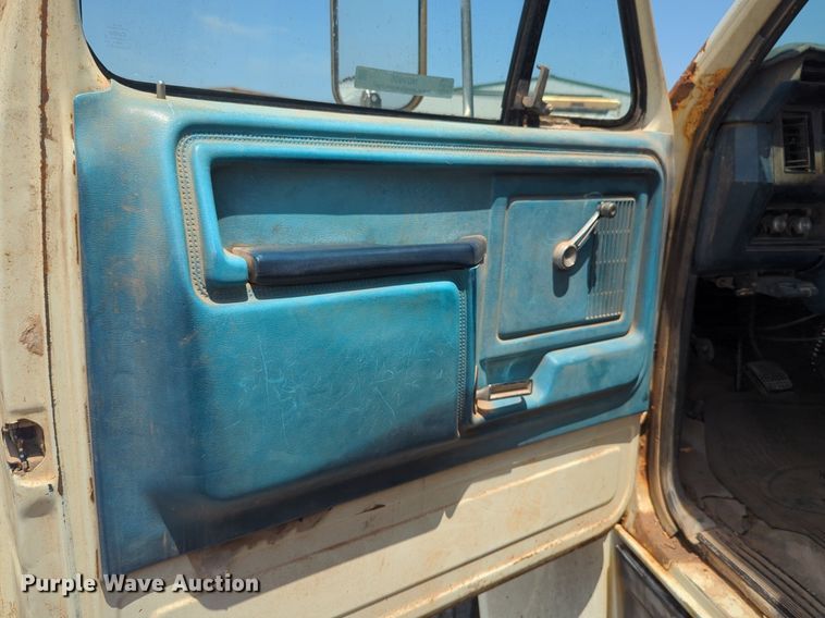 image for item NG9996 1982 Ford F600 dump truck