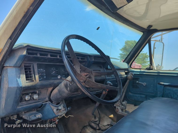 image for item NG9996 1982 Ford F600 dump truck