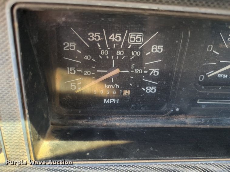 image for item NG9996 1982 Ford F600 dump truck