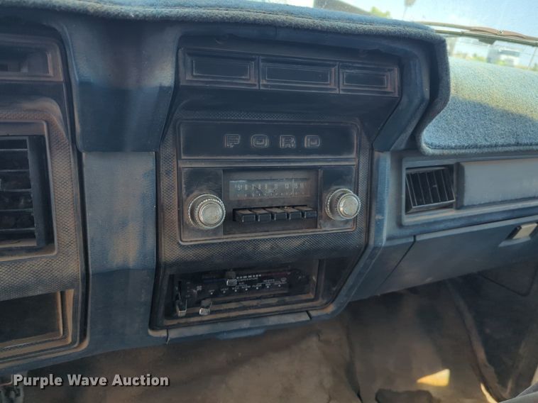 image for item NG9996 1982 Ford F600 dump truck