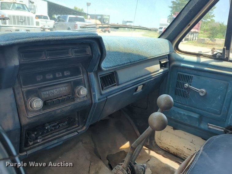 image for item NG9996 1982 Ford F600 dump truck