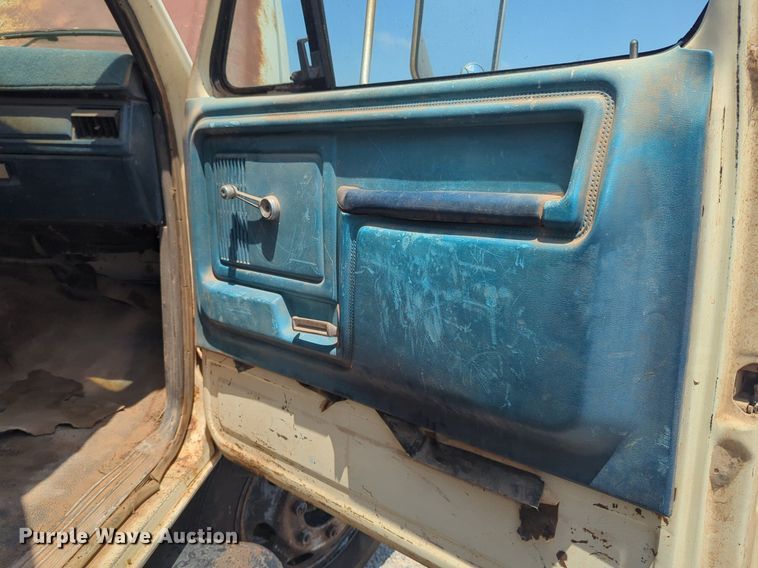 image for item NG9996 1982 Ford F600 dump truck
