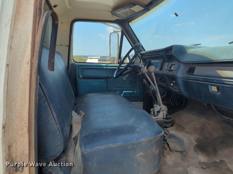 image for item NG9996 1982 Ford F600 dump truck