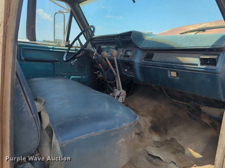 image for item NG9996 1982 Ford F600 dump truck