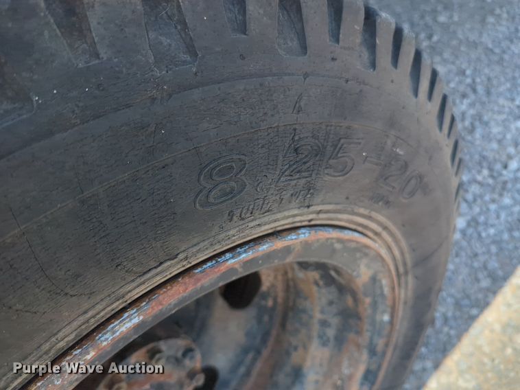 image for item NG9996 1982 Ford F600 dump truck