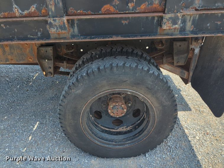 image for item NG9996 1982 Ford F600 dump truck