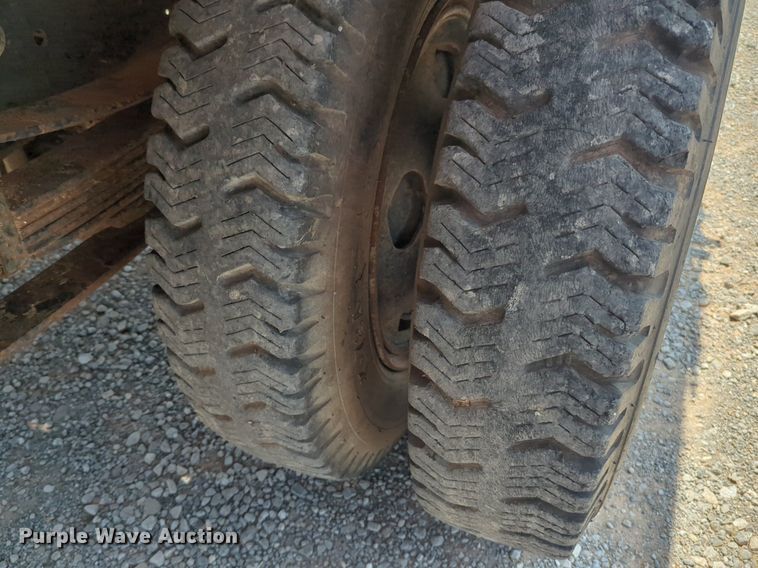 image for item NG9996 1982 Ford F600 dump truck