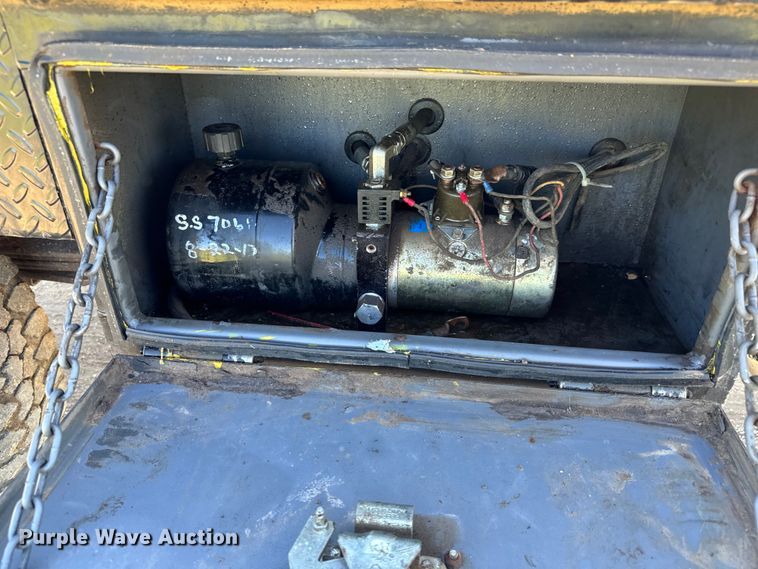 image for item NL9842 2004 Dodge Ram 2500 Quad Cab bale bed pickup truck