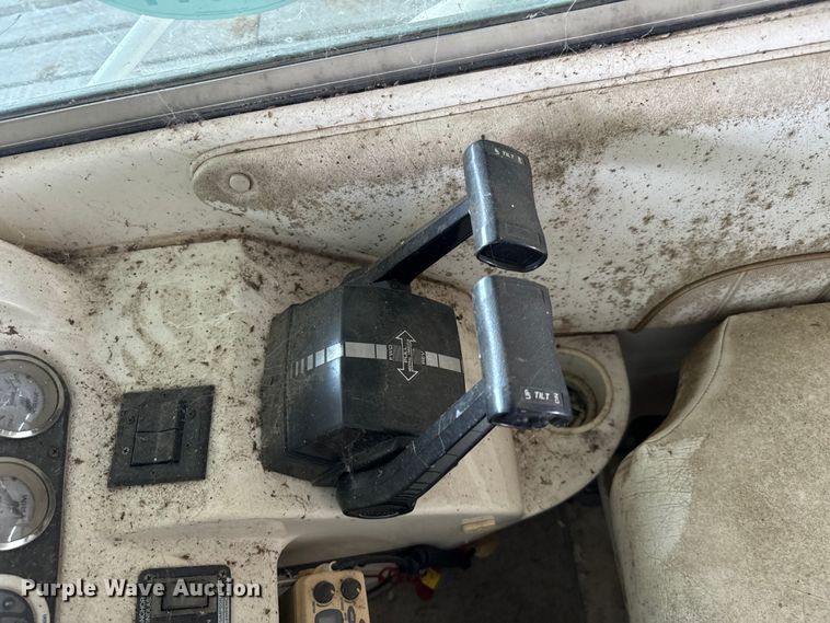 image for item NQ9663 1998 Larson 290 Cabrio  boat