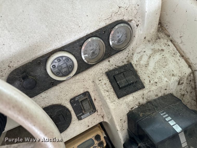 image for item NQ9663 1998 Larson 290 Cabrio  boat