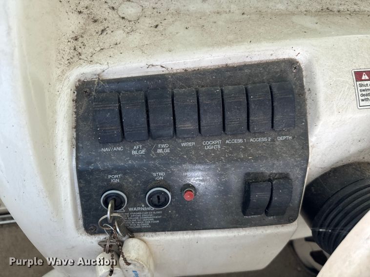 image for item NQ9663 1998 Larson 290 Cabrio  boat