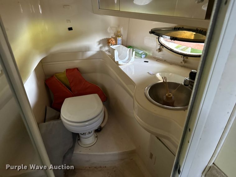 image for item NQ9663 1998 Larson 290 Cabrio  boat