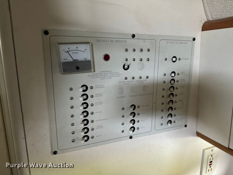 image for item NQ9663 1998 Larson 290 Cabrio  boat