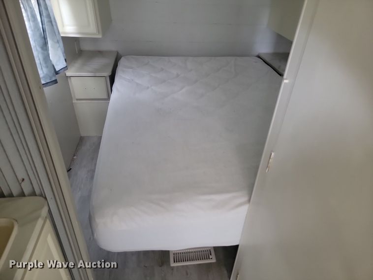 image for item OD9587 2002 Fleetwood Prowler 30N camper