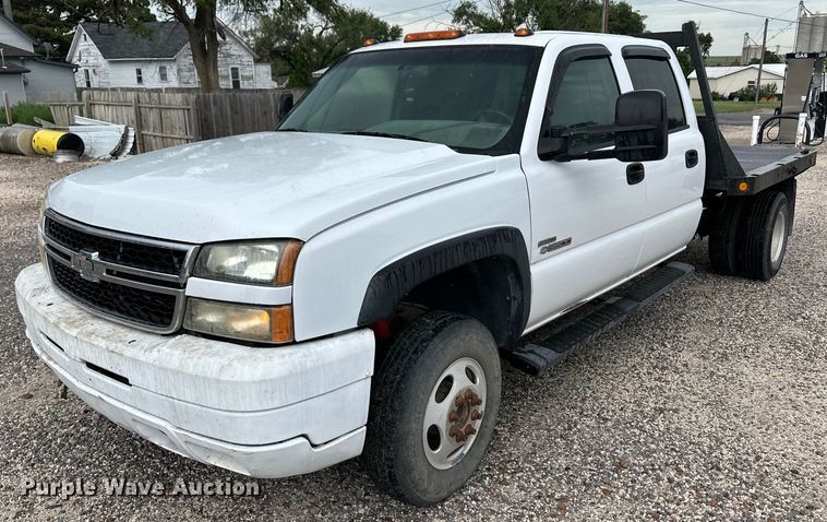 image for item OL9662 2007 Chevrolet Silverado 3500 Crew Cab flatbed pickup truck