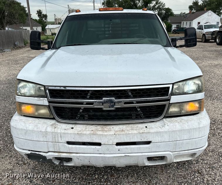 image for item OL9662 2007 Chevrolet Silverado 3500 Crew Cab flatbed pickup truck