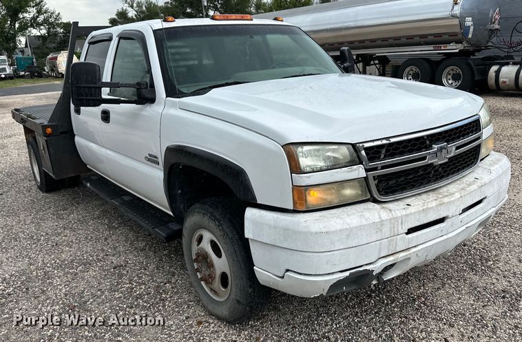 image for item OL9662 2007 Chevrolet Silverado 3500 Crew Cab flatbed pickup truck