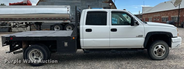 image for item OL9662 2007 Chevrolet Silverado 3500 Crew Cab flatbed pickup truck