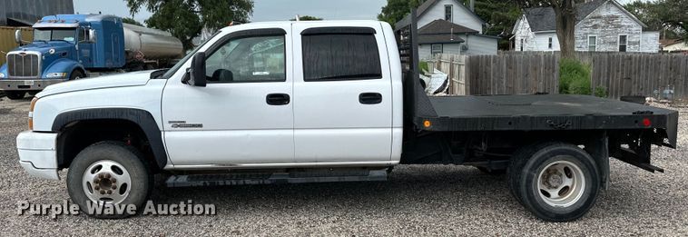 image for item OL9662 2007 Chevrolet Silverado 3500 Crew Cab flatbed pickup truck