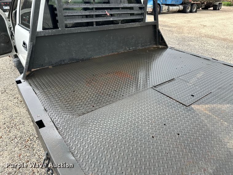 image for item OL9662 2007 Chevrolet Silverado 3500 Crew Cab flatbed pickup truck