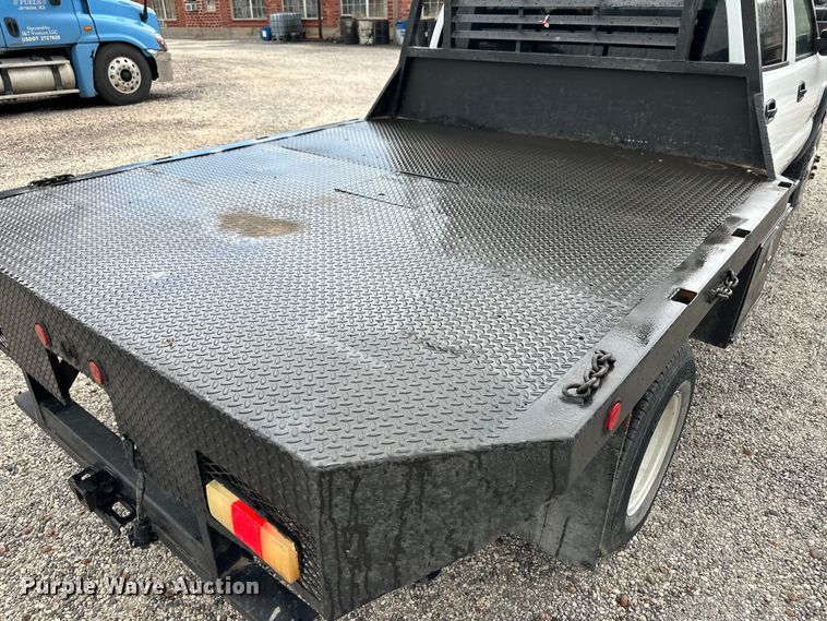 image for item OL9662 2007 Chevrolet Silverado 3500 Crew Cab flatbed pickup truck