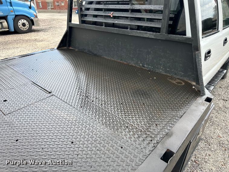 image for item OL9662 2007 Chevrolet Silverado 3500 Crew Cab flatbed pickup truck