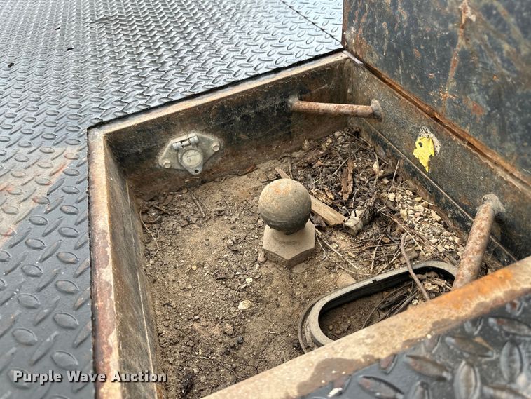 image for item OL9662 2007 Chevrolet Silverado 3500 Crew Cab flatbed pickup truck