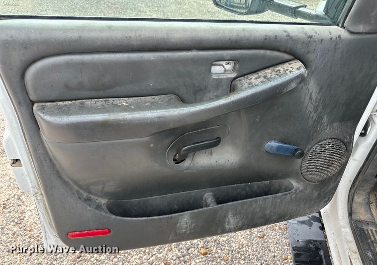 image for item OL9662 2007 Chevrolet Silverado 3500 Crew Cab flatbed pickup truck