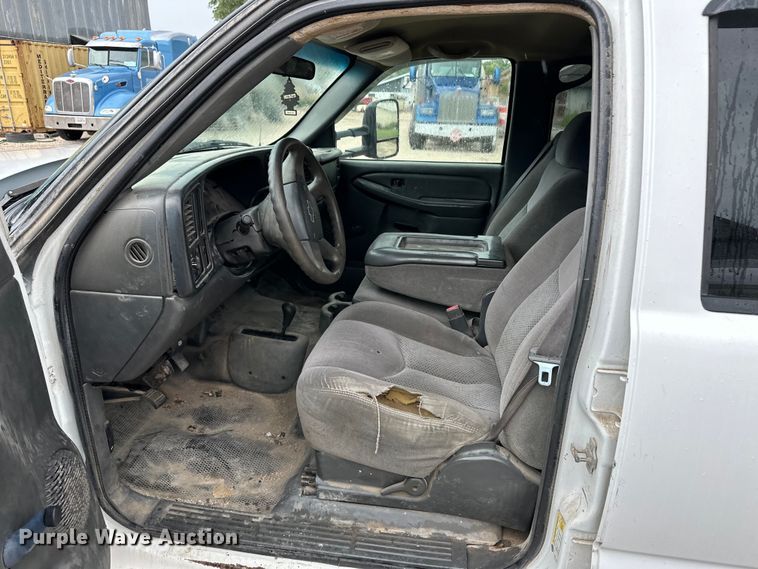 image for item OL9662 2007 Chevrolet Silverado 3500 Crew Cab flatbed pickup truck