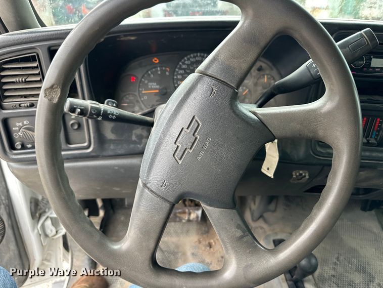 image for item OL9662 2007 Chevrolet Silverado 3500 Crew Cab flatbed pickup truck