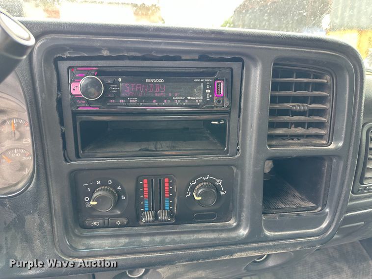 image for item OL9662 2007 Chevrolet Silverado 3500 Crew Cab flatbed pickup truck