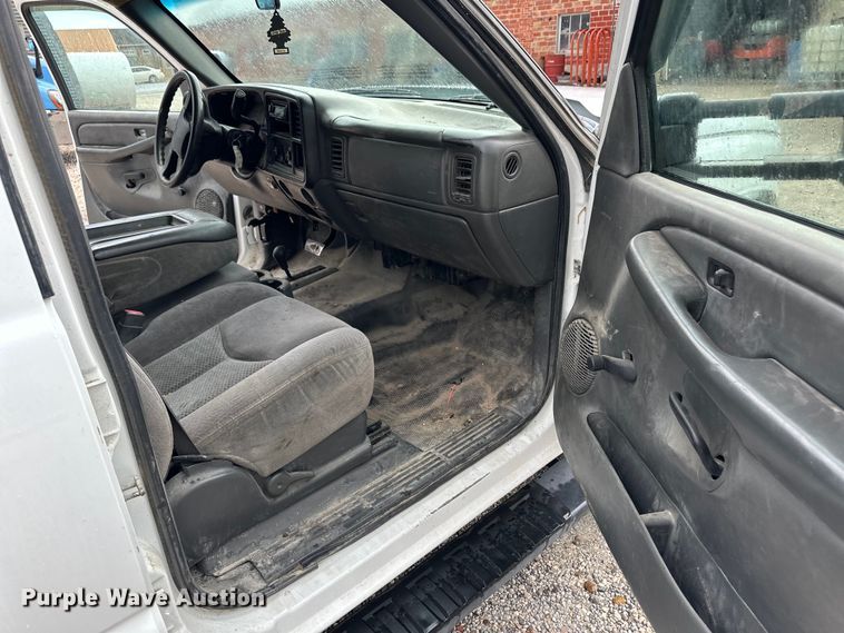 image for item OL9662 2007 Chevrolet Silverado 3500 Crew Cab flatbed pickup truck