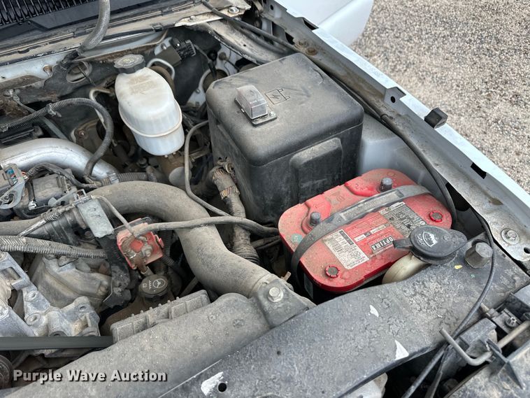 image for item OL9662 2007 Chevrolet Silverado 3500 Crew Cab flatbed pickup truck