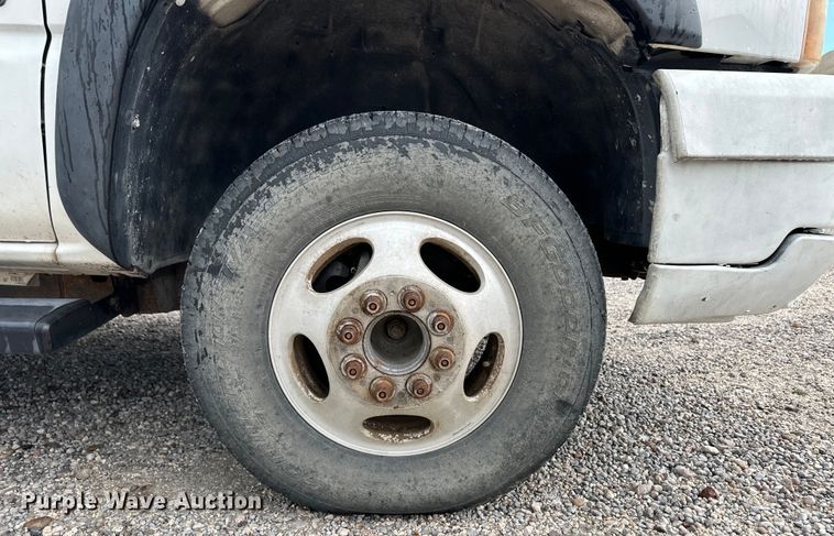 image for item OL9662 2007 Chevrolet Silverado 3500 Crew Cab flatbed pickup truck