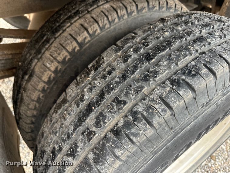 image for item OL9662 2007 Chevrolet Silverado 3500 Crew Cab flatbed pickup truck