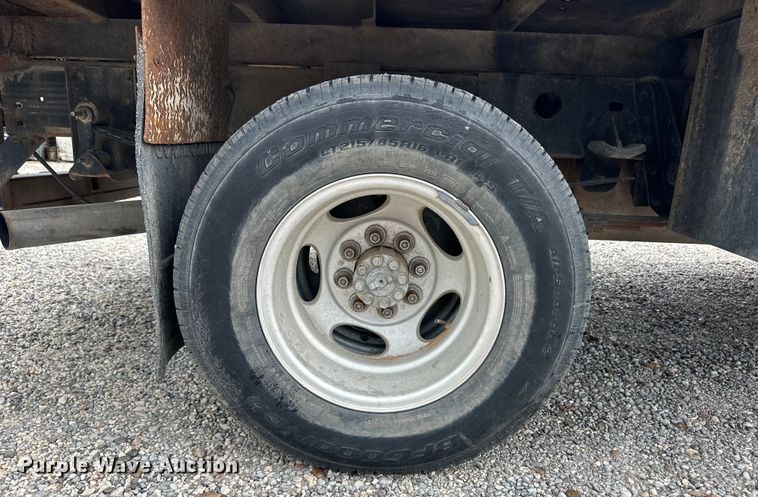 image for item OL9662 2007 Chevrolet Silverado 3500 Crew Cab flatbed pickup truck