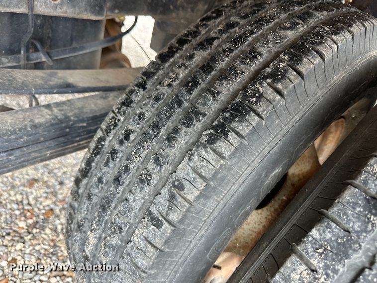 image for item OL9662 2007 Chevrolet Silverado 3500 Crew Cab flatbed pickup truck