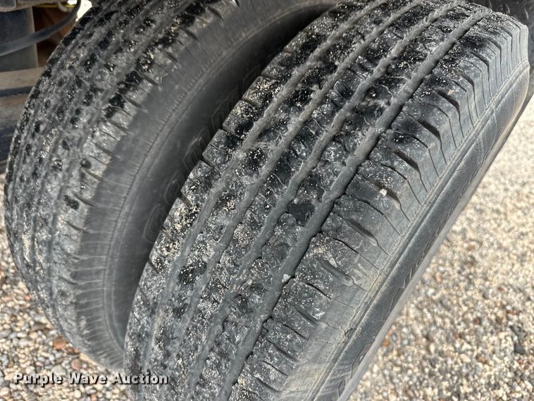 image for item OL9662 2007 Chevrolet Silverado 3500 Crew Cab flatbed pickup truck