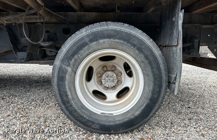 image for item OL9662 2007 Chevrolet Silverado 3500 Crew Cab flatbed pickup truck