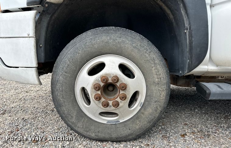 image for item OL9662 2007 Chevrolet Silverado 3500 Crew Cab flatbed pickup truck