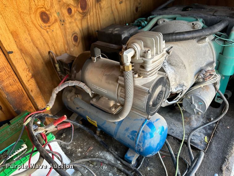 image for item OL9704 1994 Featherlite enclosed cargo trailer